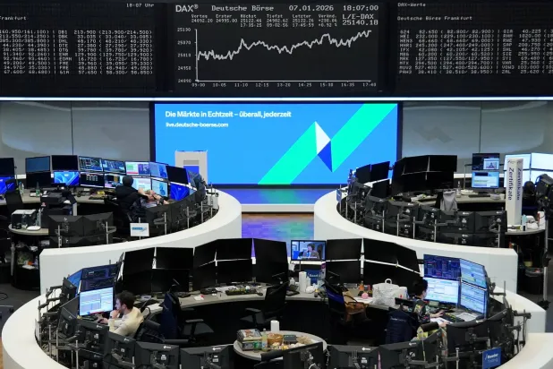 رسم بياني لمؤشر الأسهم الألماني «داكس» يظهر في بورصة فرانكفورت (رويترز)