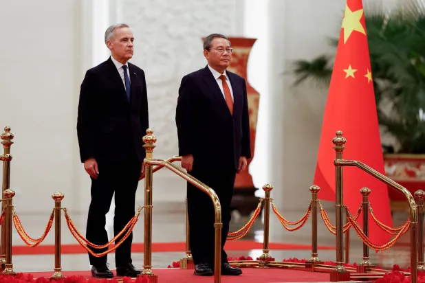 رئيس الوزراء الصيني لي تشيانغ لدى استقباله نظيره الكندي مارك كارني في احتفال رسمي بالعاصمة الصينية بكين (رويترز)