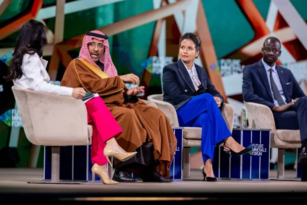 وزير الصناعة والثروة المعدنية متحدثاً للحضور في الجلسة الحوارية على هامش مؤتمر التعدين الدولي (الشرق الأوسط)