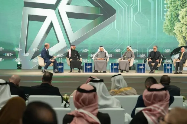 جانب من الجلسة الحوارية على هامش «مؤتمر التعدين الدولي» (الشرق الأوسط)