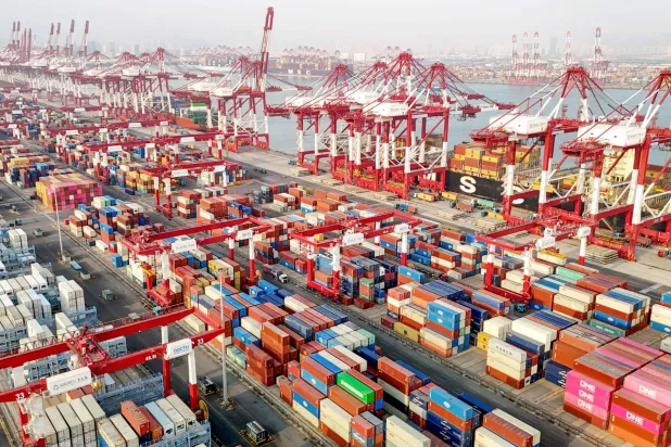 آلاف الحاويات المعدة للتصدير في ميناء قينغداو شرق الصين (أ.ف.ب)