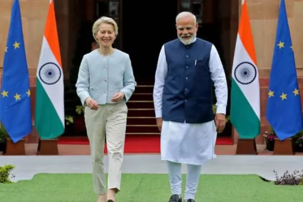 رئيسة المفوضية الأوروبية أورسولا فون دير لاين ورئيس وزراء الهند ناريندرا مودي قبل اجتماعهما في «هايدرباد هاوس» بنيودلهي... 28 فبراير 2025 (رويترز)