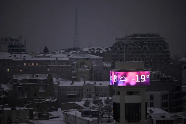 شاشة تعرض درجة الحرارة في كييف والتي وصلت إلى 19 تحت الصفر (أ.ف.ب)
