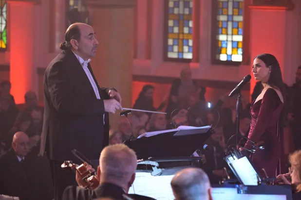 «أسافر وحدي ملكاً» من تأليف أسامة الرحباني وإخراجه (الشرق الأوسط)