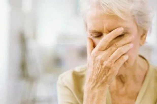 مع التقدم في العمر قد تبدأ بعض القدرات الذهنية التراجع (رويترز)