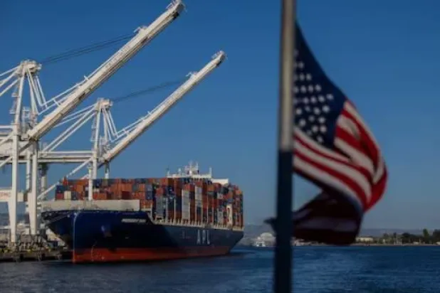 سفينة شحن محمّلة بالحاويات في ميناء أوكلاند (رويترز)