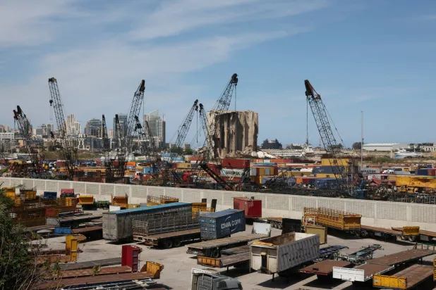 حاويات ورافعات استأنفت عملها بمرفأ بيروت بعد الانفجار عام 2020 (أرشيفية-رويترز)