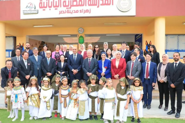 وفد ياباني يزور إحدى المدارس المصرية-اليابانية بالقاهرة في حضور وزير التعليم المصري خلال نوفمبر الماضي (التعليم المصرية)