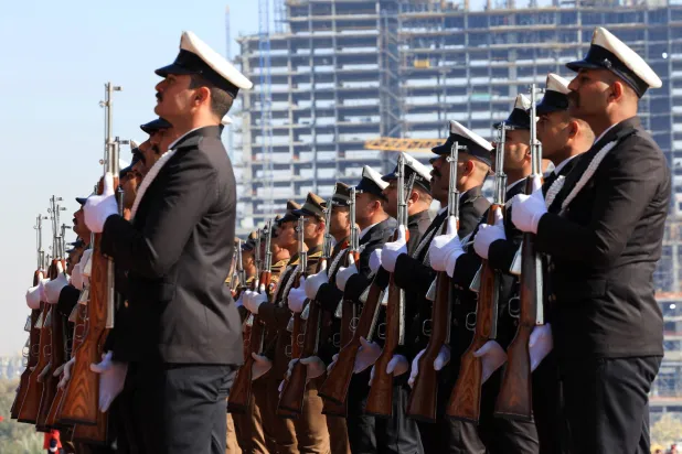 جنود عراقيون خلال الاحتفال بـ«يوم الجيش العراقي» في بغداد يوم 6 يناير 2026 (رويترز)