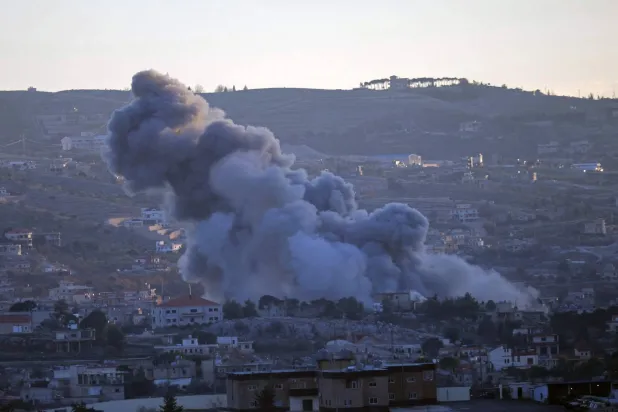 الدخان يتصاعد جراء غارات جوية إسرائيلية استهدفت مواقع مهددة بإنذارات إخلاء في بلدة سحمر بجنوب شرقي لبنان (أ.ف.ب)