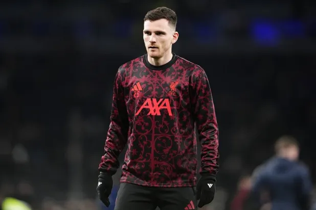 04 October 2025, United Kingdom, London: Liverpool's Andy Robertson warms up prior to the start of the English Premier League soccer match between Chelsea and Liverpool at Stamford Bridge. (dpa)