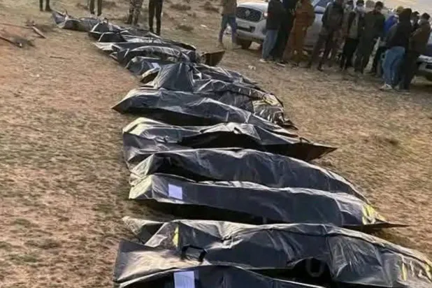 جانب من الجثامين التي عُثر عليها في أجدابيا شرق ليبيا (صفحات موثوقة)