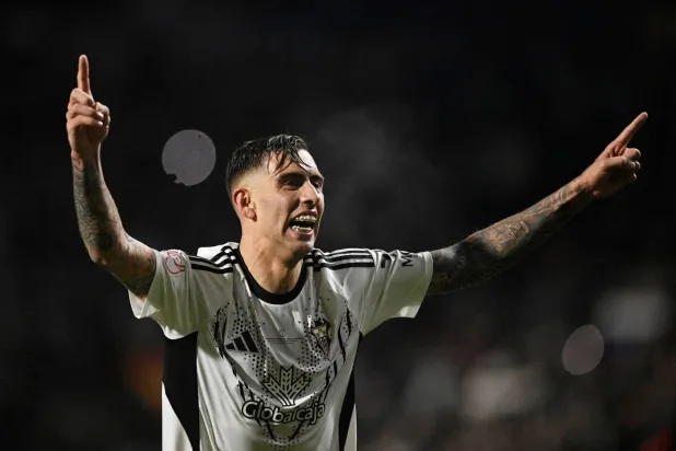 جيفتي بيتانكور يحتفل بعد نهاية المباراة التاريخية (رويترز)