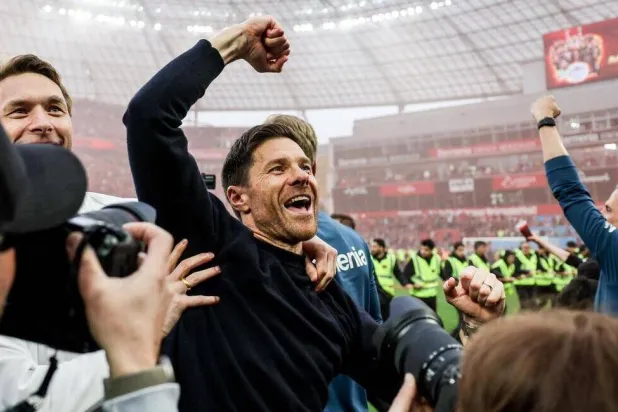 قاد ألونسو باير ليفركوزن إلى الفوز بثنائية الدوري والكأس من دون خسارة أي مباراة في 2024 (غيتي)