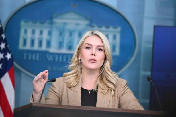 كارولاين ليفيت المتحدثة باسم البيت الأبيض تتحدث خلال مؤتمر صحافي في غرفة برادي للإحاطات الإعلامية بالبيت الأبيض في العاصمة واشنطن 15 يناير 2026 (أ.ف.ب) 