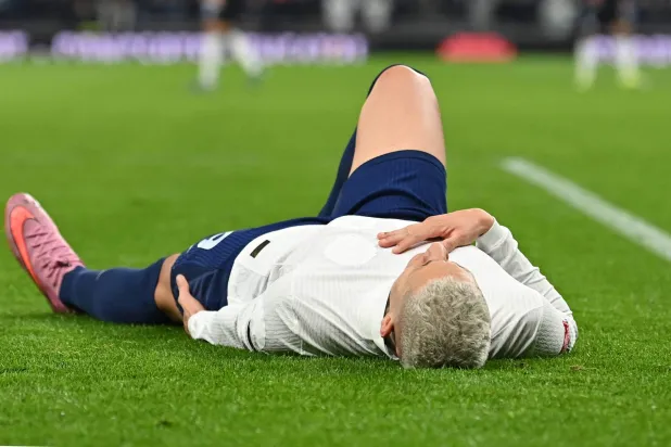 ريتشارليسون لحظة تعرضه للإصابة (أ.ف.ب)