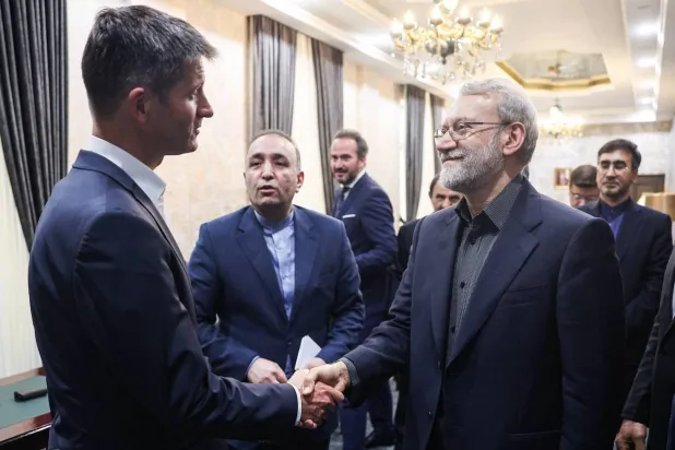 لاريجاني يلتقي مستشار الأمن القومي ونائب وزير الخارجية السويسري غابرييل لوشينغر بطهران في أغسطس الماضي (جماران)