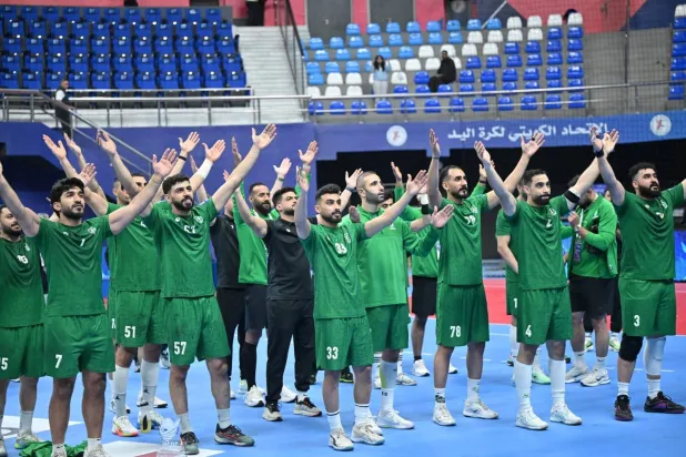 لاعبو أخضر اليد يحتفلون مع جماهيرهم بعد الفوز على إيران (اتحاد اليد)