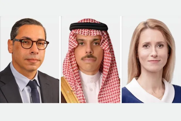 الأمير فيصل بن فرحان متوسطاً كايا كالاس وكونستانتينوس كومبوس (الخارجية السعودية)