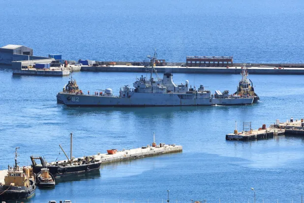 سفينة حربية إيرانية مشاركة في المناورات (رويترز)