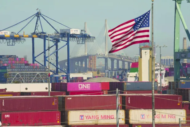 حاويات شركة «يانغ مينغ» التايوانية مكدسة في ميناء لوس أنجليس (أ.ب)