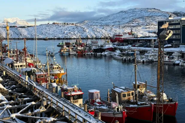 Grönland'ın Nuuk kentinde 15 Ocak'ta çekilen fotoğrafta limana yanaşmış tekneler görülüyor (DPA)