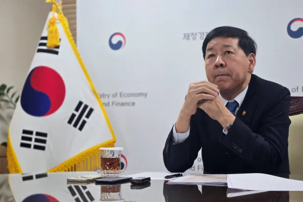 كو يون تشول يتحدث خلال مقابلة مع «رويترز» في مجمع الحكومة بسيول (رويترز)