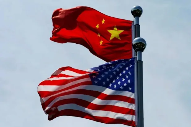 File photo: Chinese and US flags flutter near The Bund, before US trade delegation meet their Chinese counterparts for talks in Shanghai, China, July 30, 2019. (Reuters)
