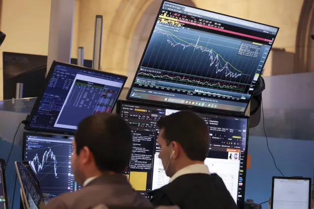 متداولون يعملون في قاعة بورصة نيويورك بنيويورك (إ.ب.أ)