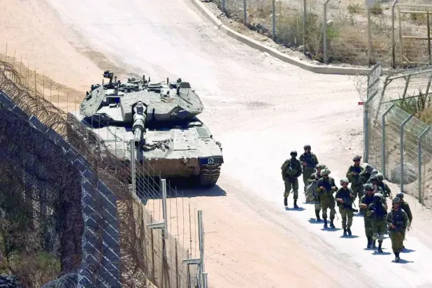 İsrail güçleri, işgal altındaki Golan Tepeleri'nde Mecdel Şems köyü yakınlarında Suriye sınırındaki çitte devriye geziyor (Arşiv-AFP)