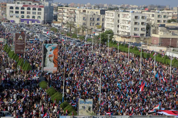 سلطات عدن ولحج تشدد على القانون... وتحذر من استغلال المظاهرات