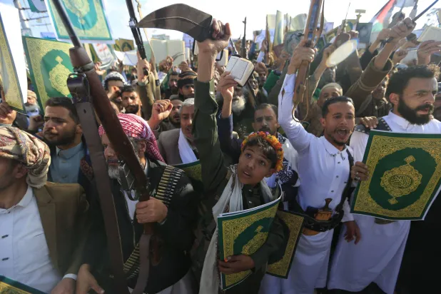 مسلحون حوثيون في صنعاء خلال حشد دعا له زعيمهم (أ.ف.ب)