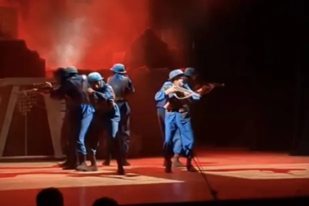 العرض المسرحي «مرسل إلى» تناول الحربين العالميتين (مهرجان المسرح العربي) 