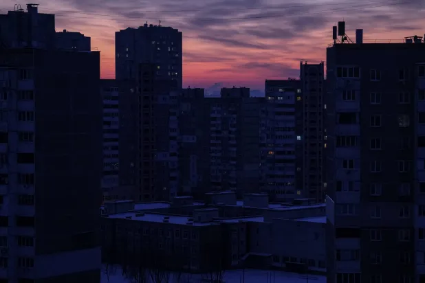 انقطاع التيار الكهربائي عن مبانٍ سكنية في كييف بعد الهجمات الروسية (رويترز)