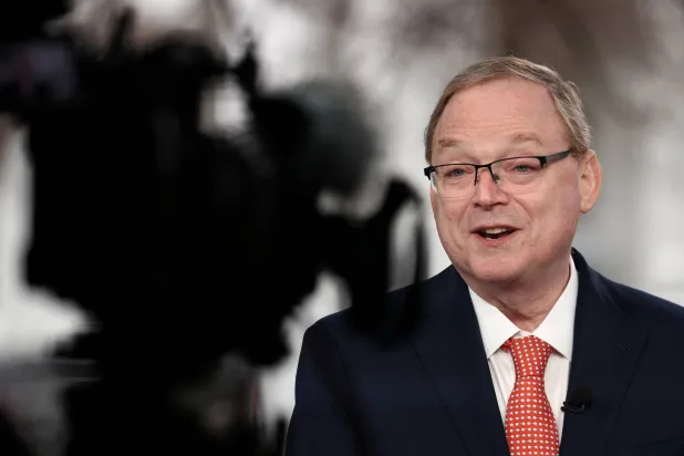 مستشار البيت الأبيض الاقتصادي كيفن هاسيت يتحدث أمام كاميرا تلفزيونية في البيت الأبيض (رويترز)