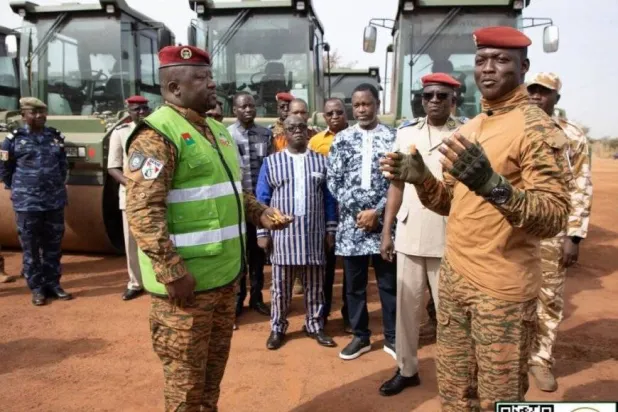 رئيس بوركينا فاسو إلى جانب جنود ومتطوعين (إعلام محلي)