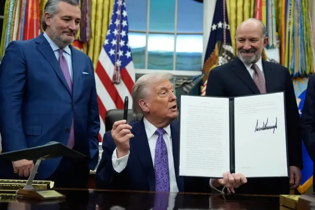 Senatör Ted Cruz ve Ticaret Bakanı Howard Lutnick, 11 Aralık 2025 tarihinde Beyaz Saray'da yapay zekâ ile ilgili bir başkanlık kararnamesini açıklayan Başkan Donald Trump'ın yanında duruyorlar. (AP)