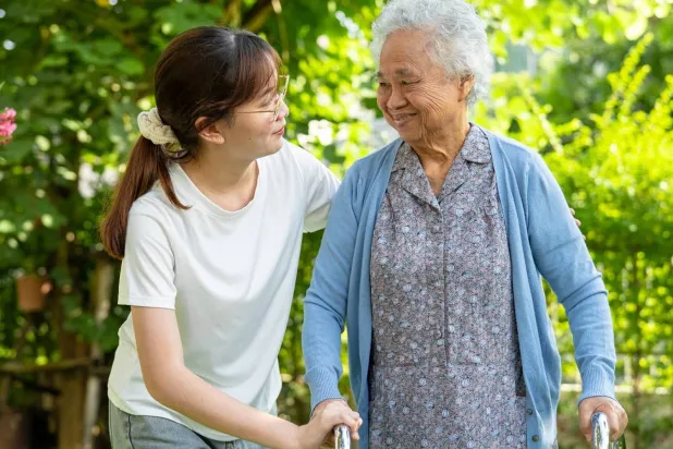 الخرف مرتبط بعوامل من بينها التقدُّم في العمر (جامعة غوام الأميركية)