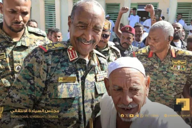 البرهان خلال زيارة إلى بلدة عد بابكر شرق العاصمة الخرطوم الجمعة (مجلس السيادة السوداني)