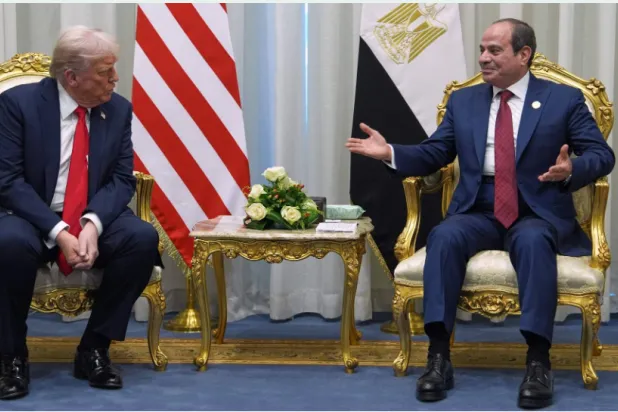 الرئيس المصري عبد الفتاح السيسي ونظيره الأميركي دونالد ترمب خلال لقاء بشرم الشيخ في أكتوبر الماضي (أ.ف.ب)