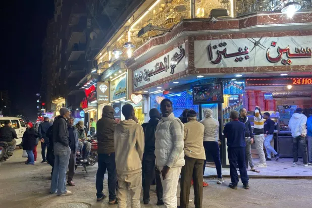 مصريون وسودانيون يتسمرون أمام شاشة لمتابعة ماتش مصر والسنغال في كأس الأمم الأفريقية يناير 2026 (الشرق الأوسط)