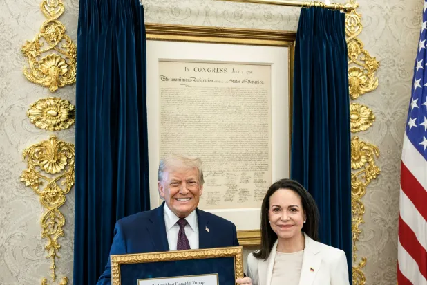 صورة نشرها البيت الأبيض على منصّة «إكس» عقب إهداء ماتشادو جائزة نوبل للسلام للرئيس ترمب