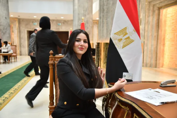 النائبة ريهام أبو الحسن خلال استلام كارنيه عضوية المجلس (حسابها على فيسبوك)