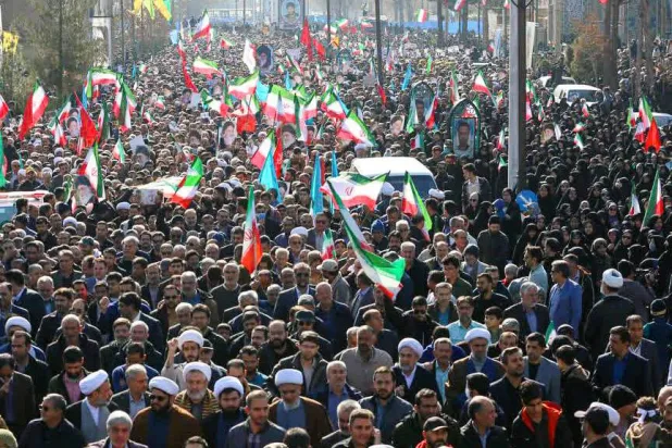 احتجاجات إيران: أميركا تُعزِّز وجودها العسكري... والضغوط الدولية تتزايد (تغطية حية)