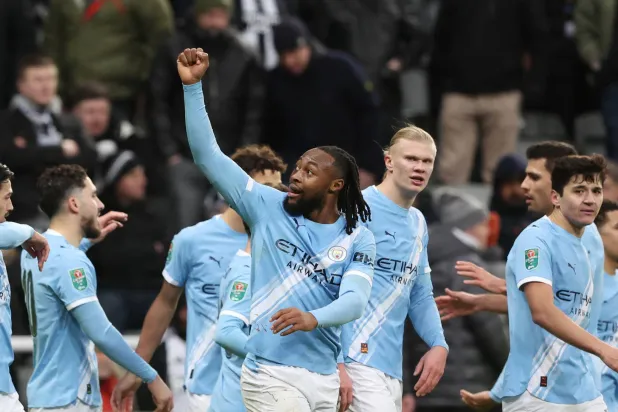 مانشستر سيتي يتطلع إلى مواصلة المنافسة على حصد اللقب (رويترز)