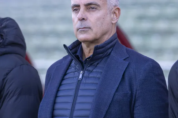 غوميز مدرب الفتح (تصوير: سعد الدوسري)