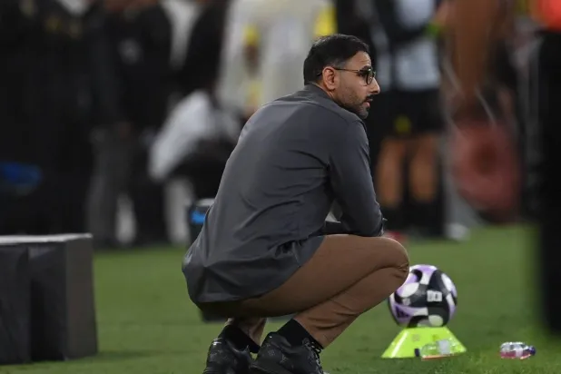 الشهري يراقب أداء لاعبيه خلال المباراة (الشرق الأوسط)