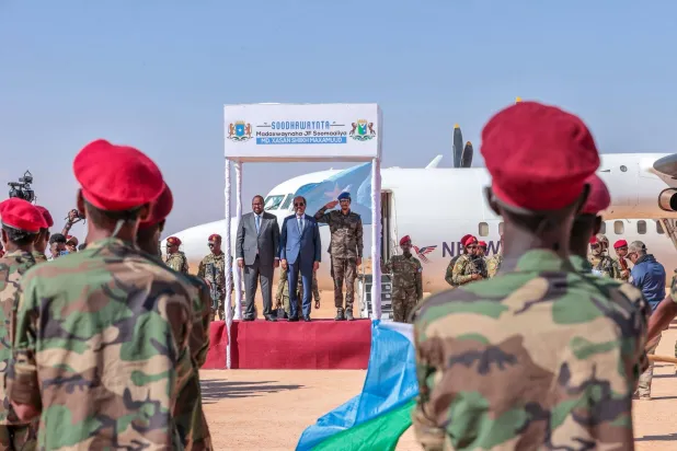 الرئيس الصومالي حسن شيخ محمود لدى وصوله إلى لاسعانود (حساب الرئيس الصومالي على منصة «فيسبوك»)