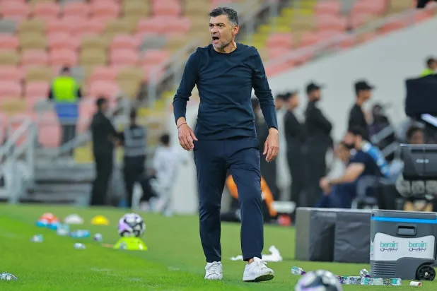 كونسيساو يوجّه لاعبيه خلال المباراة (تصوير: علي العمري)