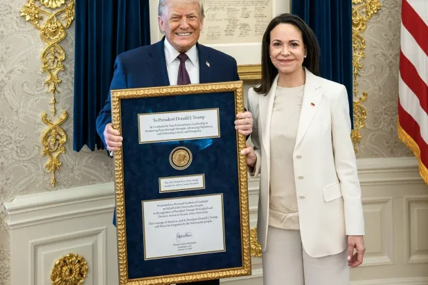 الرئيس الأميركي دونالد ترمب وزعيمة المعارضة الفنزويلية ماريا كورينا ماتشادو بعيد تسليمها ميدالية جائزة نوبل للسلام له خلال اجتماعهما في واشنطن يوم 15 يناير (البيت الأبيض)
